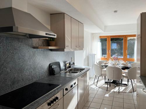 Køkken eller tekøkken på Grand Apartment mit Titisee-Blick - Villa Hubertus