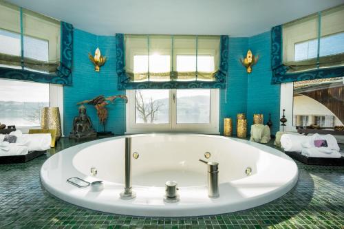 Un baño de Seerose Resort & Spa