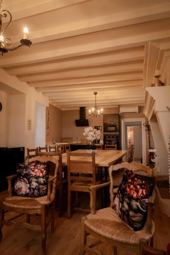 une salle à manger avec une table et des chaises dans l'établissement Dépendance Château de saint Saturnin sur Loire, à Saint-Saturnin-sur-Loire