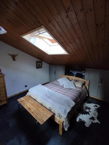 une chambre avec un grand lit avec une fenêtre dans l'établissement Annapurna LA CLUSAZ, à La Clusaz