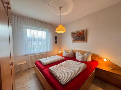 シリヒにあるWohnung 66のベッドルーム(赤いベッド、白い枕付)