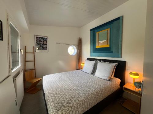 - une petite chambre avec un lit et deux lampes dans l'établissement La Maison de Jane Château&Beauval, à Cormeray