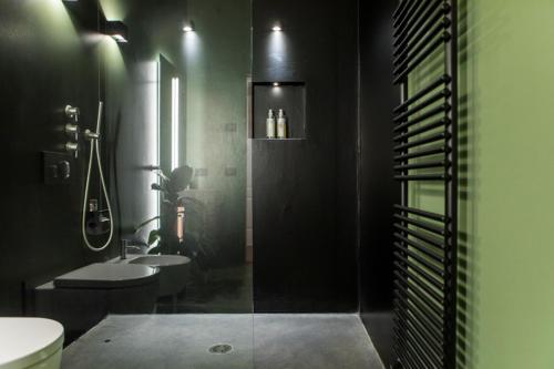 a bathroom with a shower and a toilet and a sink at Cà Toresele Relais Osteria Garden in Verona