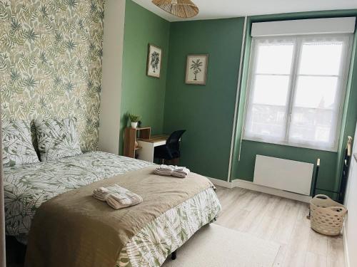 Una cama o camas en una habitación de Au Logis Briand - Appartement 3 Chambres - Bâtiment historique