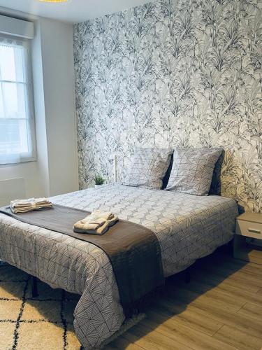 Una cama o camas en una habitación de Au Logis Briand - Appartement 3 Chambres - Bâtiment historique