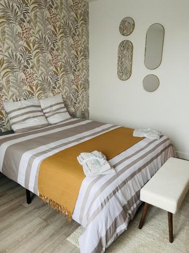 Una cama o camas en una habitación de Au Logis Briand - Appartement 3 Chambres - Bâtiment historique