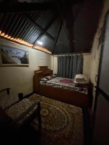 ein kleines Zimmer mit zwei Betten und einem Tisch in der Unterkunft Monkey Garden Restaurant in Pokhara