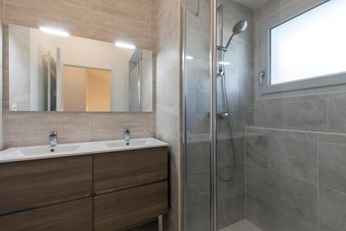 une salle de bain avec un lavabo et une douche dans l'établissement Seignosse- Terraced Villa -Ocean-Family, à Seignosse