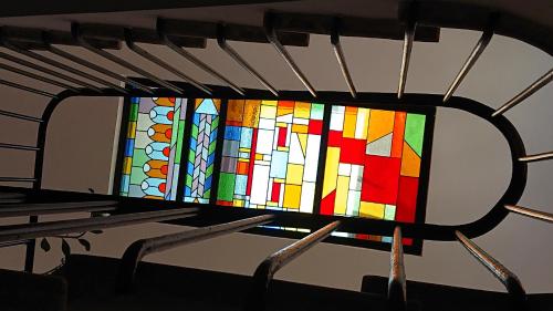 a colorful stained glass window in a room at Les chambres d'hôtes du Domaine de Roque Haute in Portiragnes