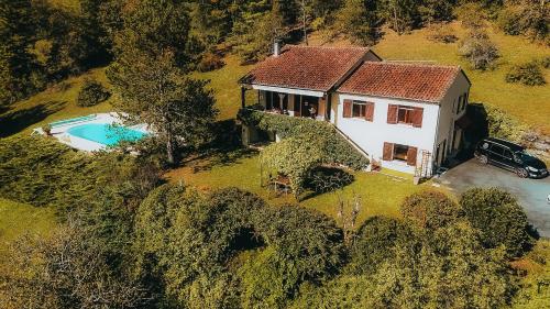 une vue aérienne d'une maison avec piscine dans l'établissement Domaine pour 8 personnes avec piscine, à Auriac-du-Périgord