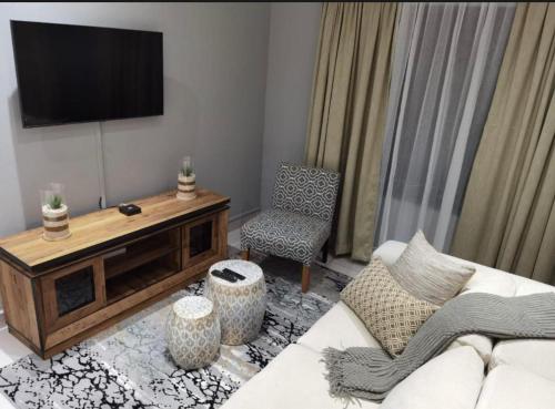 Una televisión o centro de entretenimiento en Kings view exclusive villas