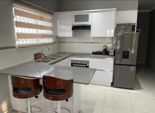 Una cocina o zona de cocina en Kings view exclusive villas