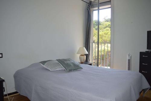 une chambre avec un lit et une fenêtre avec vue dans l'établissement Appart 3 pièces 6 couchages BANYULS SUR MER BN100-B541, à Banyuls-sur-Mer