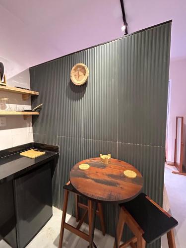a table in a kitchen with a green wall at Studio Moderno in Botafogo in Rio de Janeiro