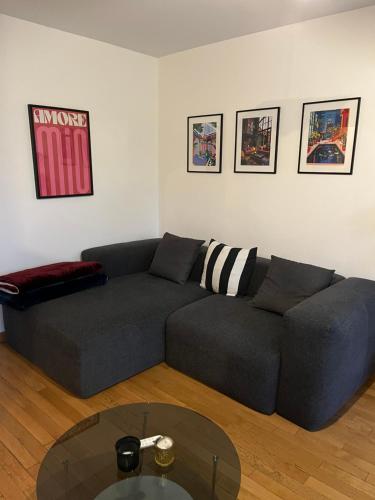 un salon avec un canapé bleu et une table en verre dans l'établissement Appartement Paisible au Vert, à Saint-Ouen