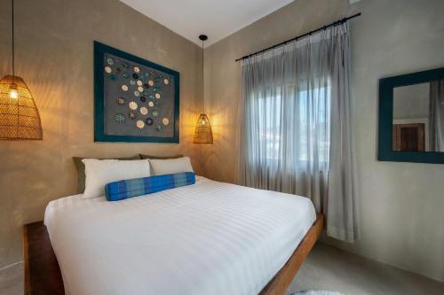 Ένα ή περισσότερα κρεβάτια σε δωμάτιο στο Charming 1-BD Island Retreat Surrounded by Tropical Nature and Serene Garden Views
