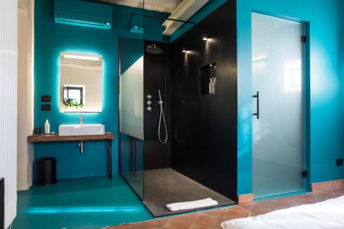 a bathroom with a shower and a sink at Cà Toresele Relais Osteria Garden in Verona