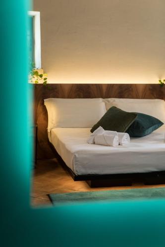 a bedroom with a bed with towels on it at Cà Toresele Relais Osteria Garden in Verona