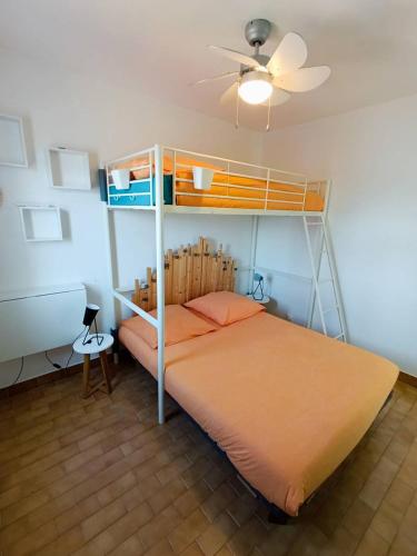 - une chambre avec des lits superposés et un plafond dans l'établissement AS25454 -P3 + Cabine en duplex dans résidence avec piscines, au Grau-du-Roi