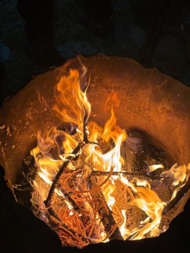 Nahaufnahme eines Lagerfeuers mit Flammen in der Unterkunft Monkey Garden Restaurant in Pokhara
