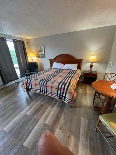 Una cama o camas en una habitación de ANS INN & SUITES