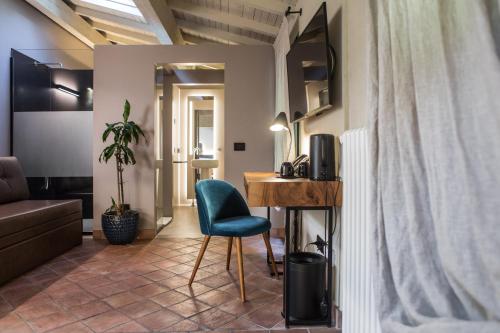 a living room with a desk and a chair at Cà Toresele Relais Osteria Garden in Verona