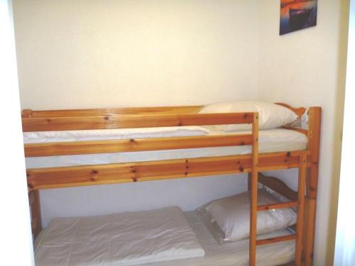 quelques lits superposés dans une chambre dans l'établissement Studio Cabine Climatisé avec Piscine, Terrasse et Parking Privé – Proche Commodités - FR-1-387-137, à Marseillan