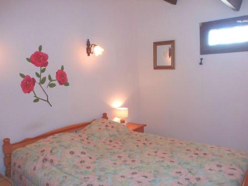 - une chambre avec un lit orné de fleurs sur le mur dans l'établissement Appartement proche plage avec terrasse, 6 couchages, parking privé, Internet optionnel - FR-1-387-75, à Marseillan
