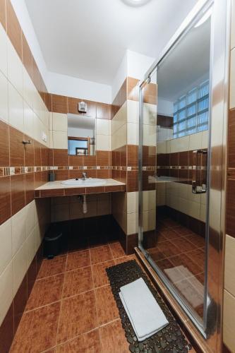 a bathroom with a shower and a sink at Wellness Penzion Zora Family in Tatranská Lomnica