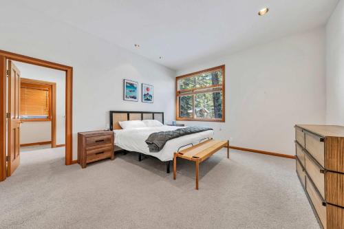 Pet-Friendly Home, Deck, 1 Mile to Alpine Meadows في Alpine Meadows: غرفة نوم بها سرير ومكتب ونافذة