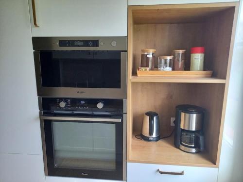 Il comprend une cuisine équipée d'un four micro-ondes et d'une cafetière. dans l'établissement Gite les demoiselles, à Saint-Lumine-de-Coutais