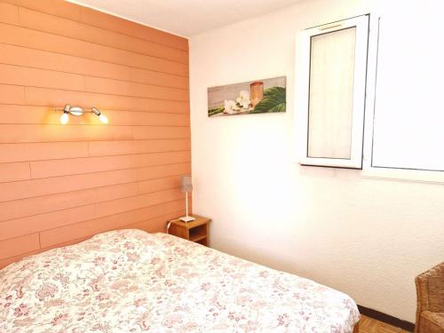 une chambre avec un lit et une fenêtre dans l'établissement Maison Duplex avec Piscine et Proche Plage, Parking Inclus - FR-1-387-197, à Marseillan