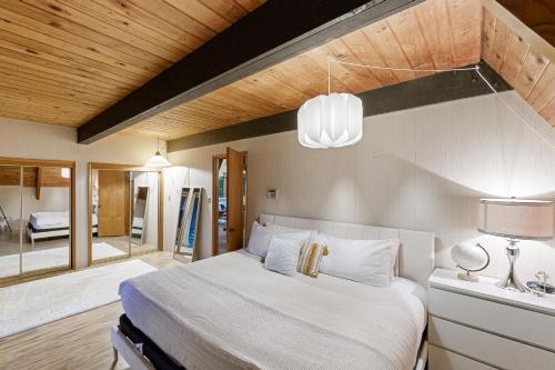 Ένα ή περισσότερα κρεβάτια σε δωμάτιο στο Beaverton Bungalow