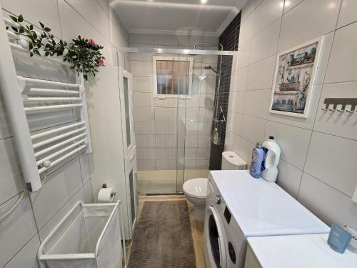 Ένα μπάνιο στο Sunny ground floor apartment with a large terrace and direct access to the pool