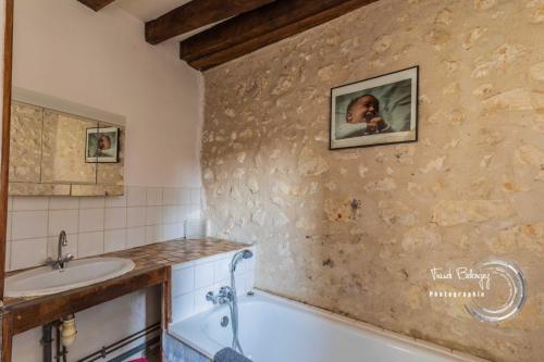 a bathroom with a sink and a bath tub at Maison familiale dans le Perche in Chêne