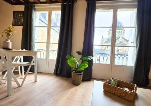 un salon avec une table et une fenêtre dans l'établissement L'Immersion Tourangelle, à Tours