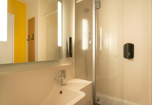 Koupelna v ubytování B&B HOTEL Vannes Est Golfe du Morbihan