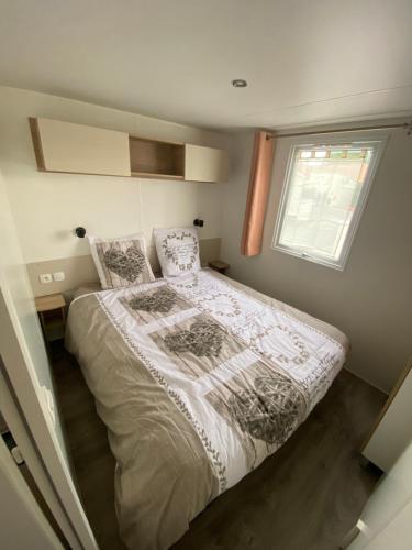 Ένα ή περισσότερα κρεβάτια σε δωμάτιο στο mobi canet