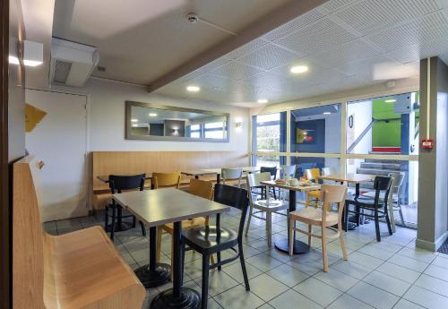Ein Restaurant oder anderes Speiselokal in der Unterkunft B&B HOTEL Dijon Marsannay 