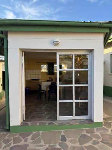 un'estensione del patio con porta scorrevole in vetro di Ramblers Self Catering Accommodation a Windhoek