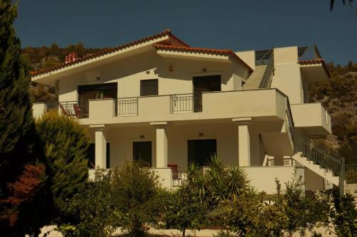 Το κτήριο όπου στεγάζεται  το διαμέρισμα