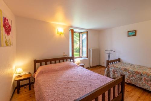 a bedroom with two beds and a window at Gites de france 2 epis 5 personnes a mazel bouissy in Le Mazel-Bouissy