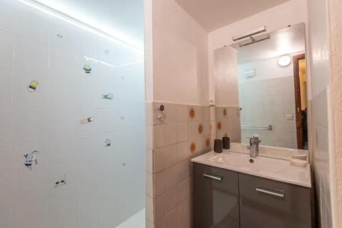 a bathroom with a sink and a mirror at Gites de france 2 epis 5 personnes a mazel bouissy in Le Mazel-Bouissy