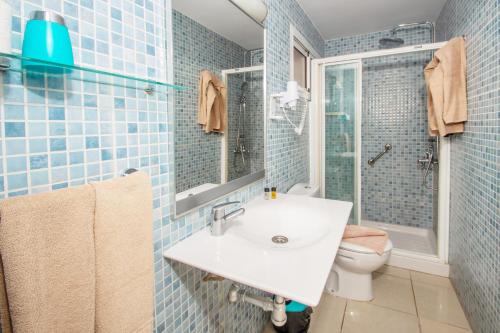 Et badeværelse på Apartamentos Cocoteros