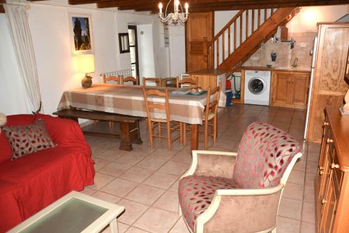 un salon avec un canapé rouge et une table dans l'établissement Gites de france 3 epis 5 personnes a mativet, à Montbrun