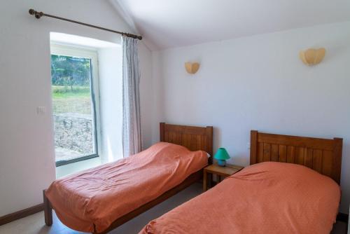 Un pat sau paturi într-o cameră la Gîte La Cazelle 4/6 personnes du Presbytère