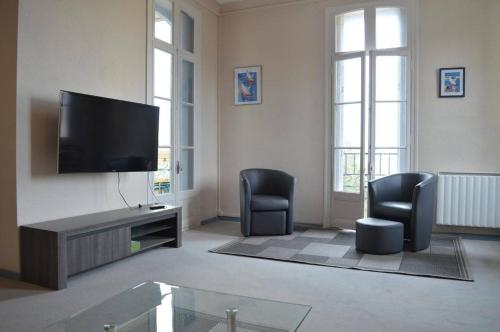 - un salon avec deux chaises et une télévision à écran plat dans l'établissement Appart 5 pièces 6 couchages BANYULS SUR MER BN290-002, à Banyuls-sur-Mer