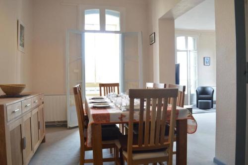 une cuisine et une salle à manger avec une table et des chaises dans l'établissement Appart 5 pièces 6 couchages BANYULS SUR MER BN290-002, à Banyuls-sur-Mer