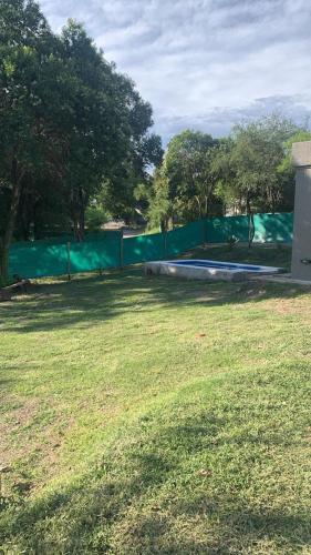 una recinzione verde in un campo con campo da tennis di sierras nuevas a Mendiolaza