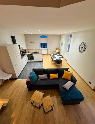 un salon avec un canapé et une cuisine dans l'établissement La petite fille des rivières, à Foncine-le-Bas